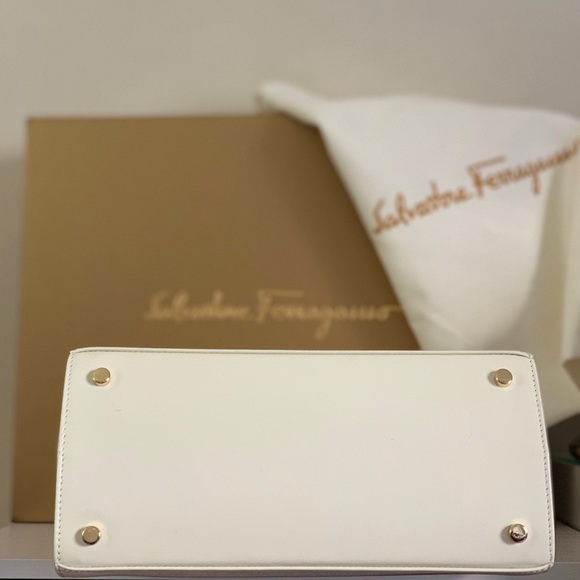 ♦️SOLD♦️Ferragamo Lady Gancini Kelly Bag -Magnolia - Picture 6 of 10